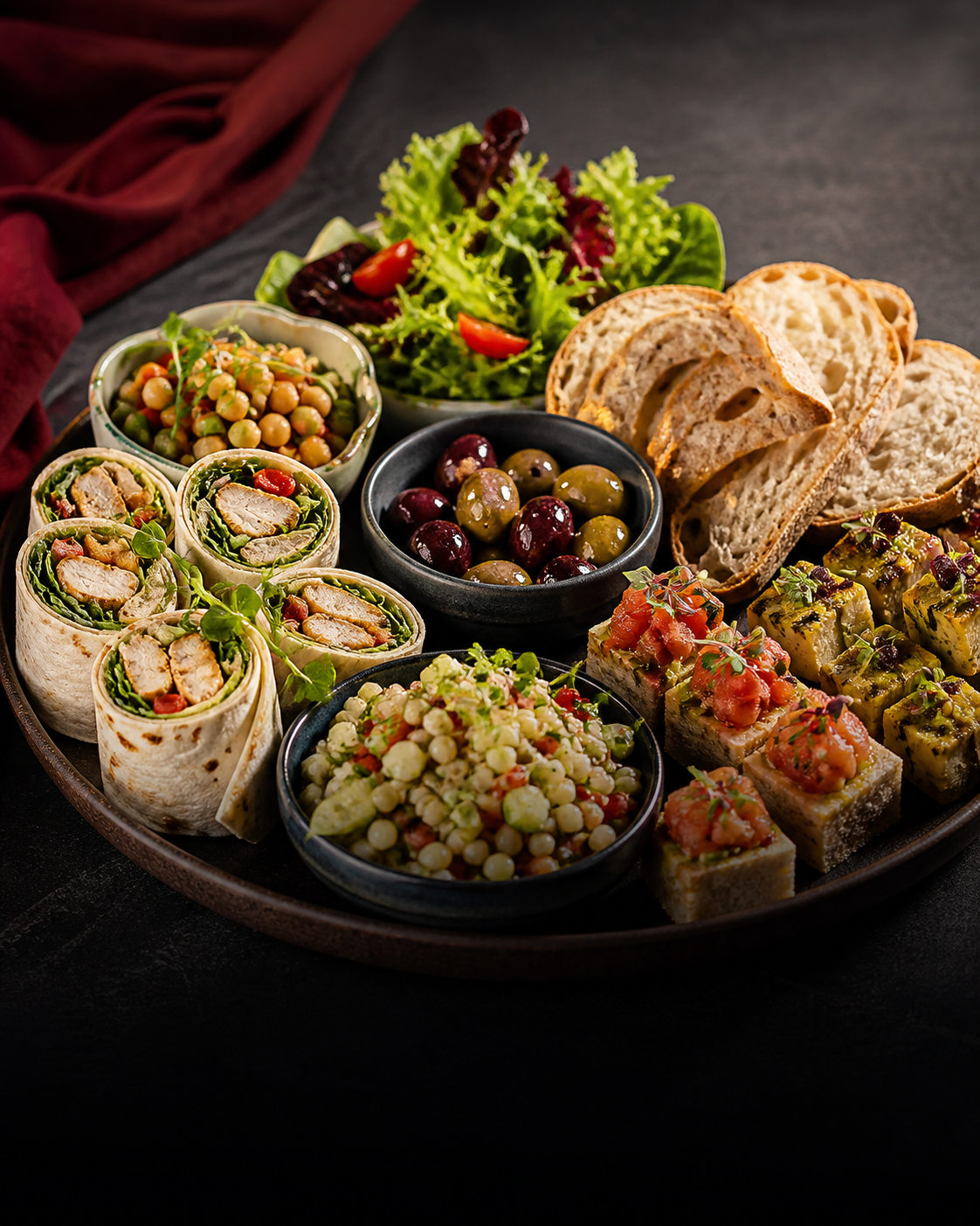Catering firmowy z wrapami, kanapkami i sałatkami